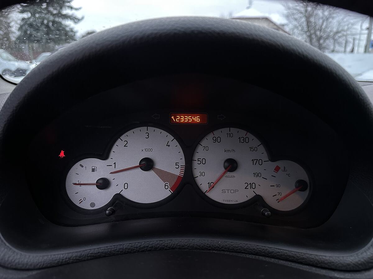 Dashboard van een Peugeot 206 met de kilometerteller verlicht.